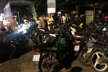 Gần trăm cảnh sát chặn bắt nhóm "quái xế" trên quốc lộ