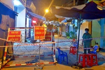TPHCM: 229 hộ dân hẻm chợ bị phong tỏa sau ca nghi nhiễm SARS-CoV-2