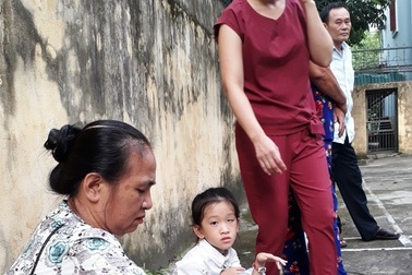 Hoãn xử phúc thẩm vụ “học sinh bị trúng thước, mù một mắt”