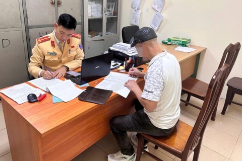 Tài xế bị phạt 5 triệu đồng vì lái ô tô đi vào làn khẩn cấp Vành đai 3