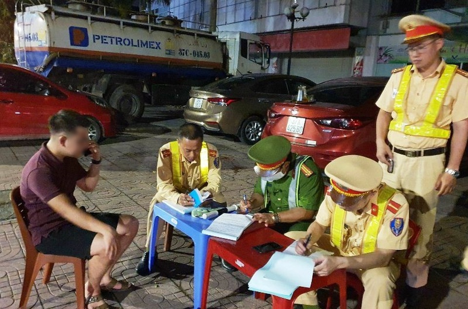 Tài xế ô tô bị phạt 35 triệu, tước GPLX 23 tháng do vi phạm nồng độ cồn - 13 Tài xế ô tô bị phạt 35 triệu, tước GPLX 23 tháng do vi phạm nồng độ cồn - 13