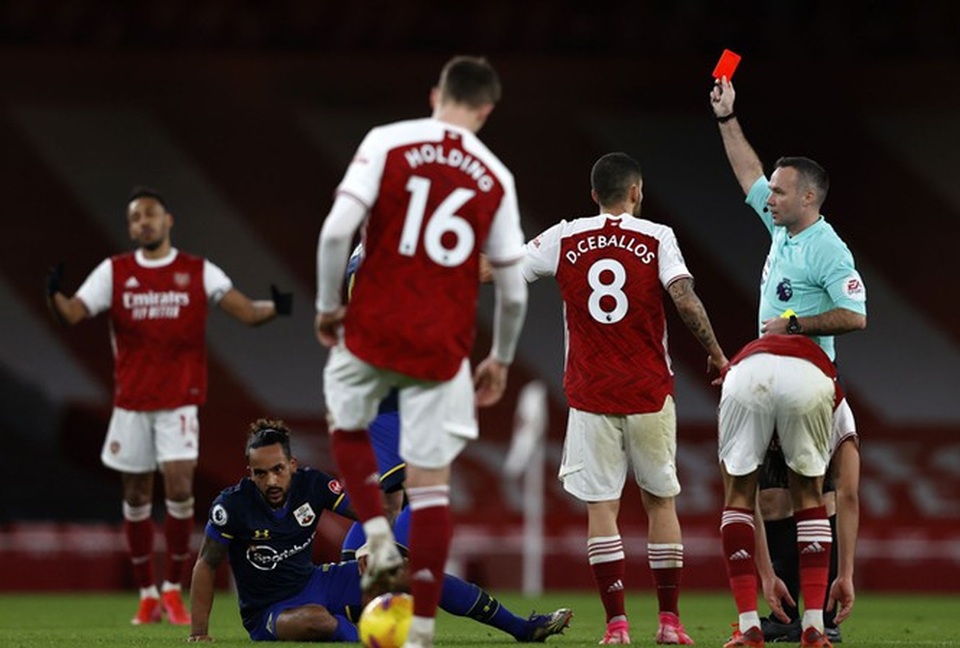 Bi kịch của Arsenal: Nhận thẻ đỏ nhiều hơn bàn thắng ghi được - 2 Bi kịch của Arsenal: Nhận thẻ đỏ nhiều hơn bàn thắng ghi được - 2