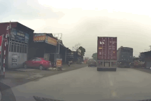 Gặp xe điện lấn làn vượt ẩu, ô tô con rụng bánh sau khi lao vào container