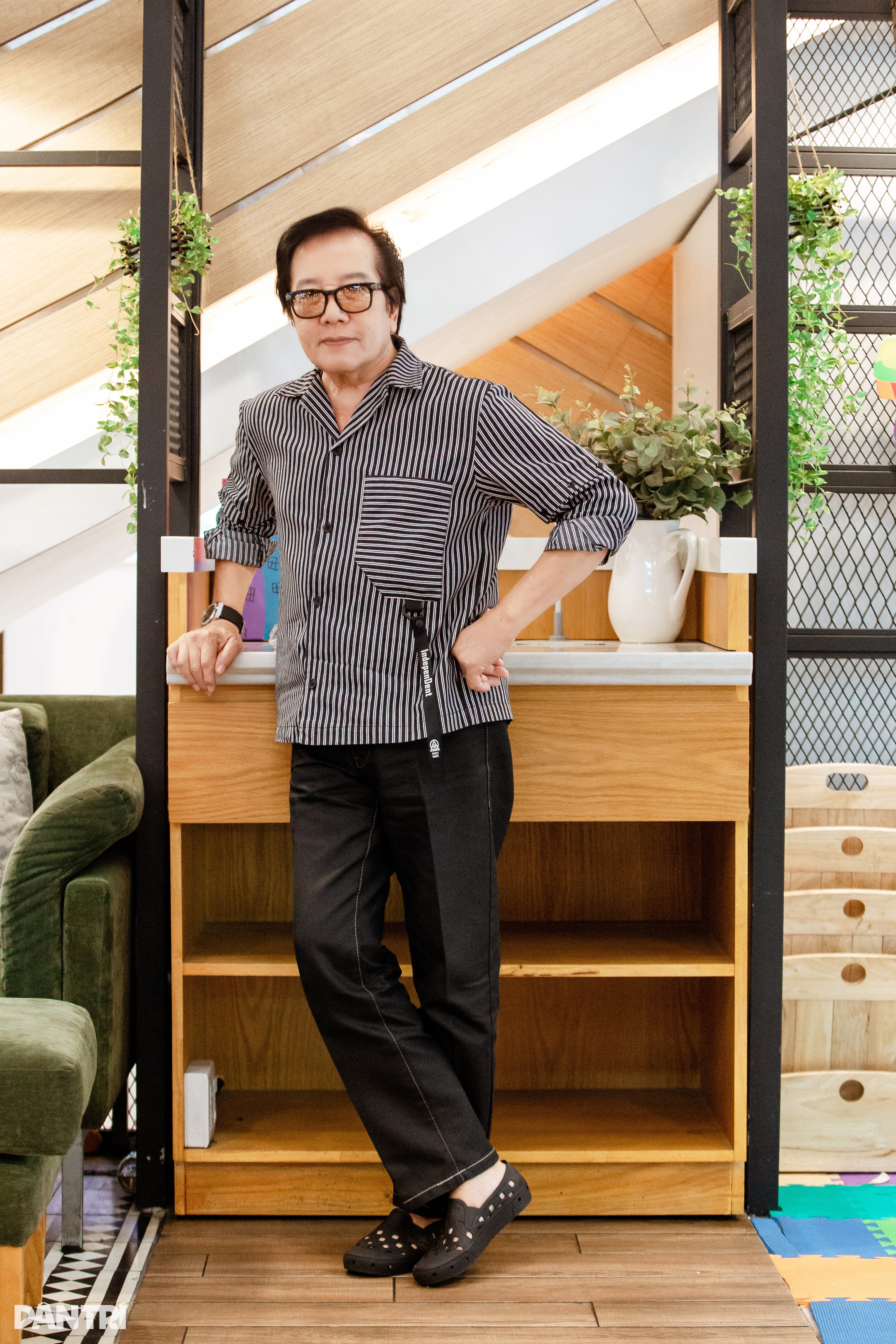 Elvis Phuong៖ ស្រឡាញ់គ្នា 43 ឆ្នាំជាមួយប្រពន្ធក្មេង ជាលើកដំបូងបង្ហាញពីកូន 4 នាក់របស់គាត់ - 11 Elvis Phương: 43 năm mặn nồng bên vợ kém tuổi, lần đầu hé lộ về 4 người con - 11