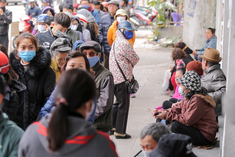 Hà Nội: Xếp hàng dài cả trăm mét đợi mua khẩu trang diệt khuẩn - 10 Hà Nội: Xếp hàng dài cả trăm mét đợi mua khẩu trang diệt khuẩn - 10