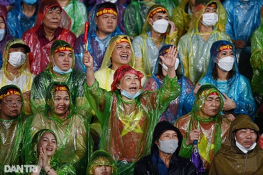 Biển người đội mưa chật kín sân Việt Trì cổ vũ U23 Việt Nam