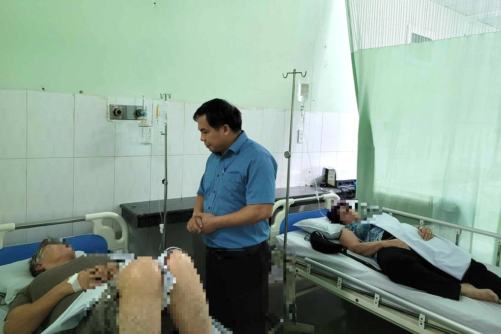 Hơn 50 người nghi ngộ độc, tiệm bánh mì Phượng tạm dừng hoạt động - 2 Hơn 50 người nghi ngộ độc, tiệm bánh mì Phượng tạm dừng hoạt động - 2