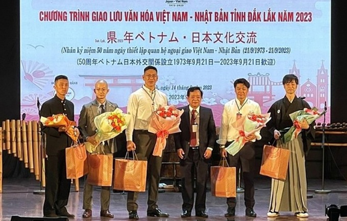Chủ tịch Hội hữu nghị Việt Nam-Nhật Bản tỉnh Đắk Lắk Trần Vĩnh Cảnh tặng quà các đại biểu Nhật Bản.