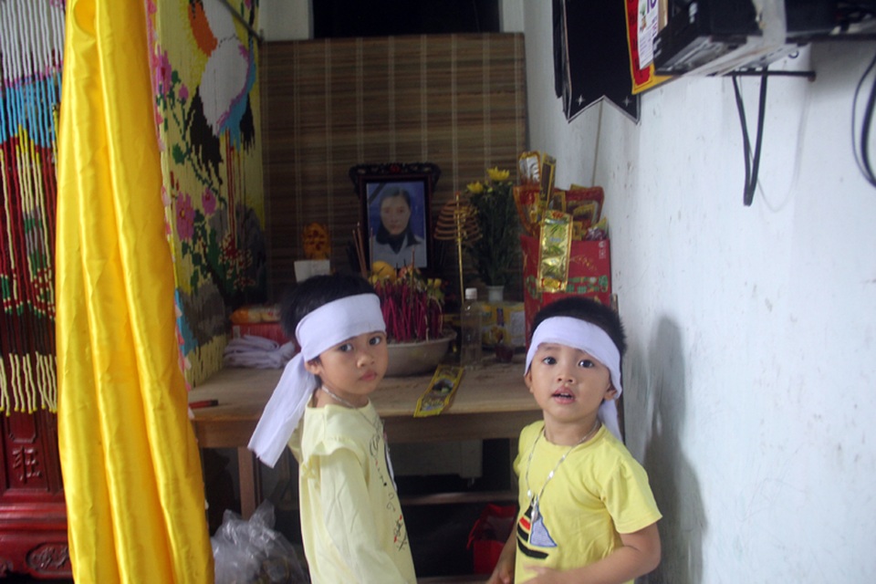 Đau đớn cảnh 2 bé thơ mất mẹ, xa vắng tình cảm người cha! - 2 Đau đớn cảnh 2 bé thơ mất mẹ, xa vắng tình cảm người cha! - 2