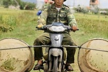 "Hốt" bạc triệu mỗi ngày từ nghề chạy xe săn châu chấu làm mồi nhậu