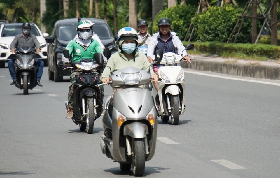 Hà Nội nắng nóng gay gắt, nhiệt độ tới 39 độ C - 1 Hà Nội nắng nóng gay gắt, nhiệt độ tới 39 độ C - 1