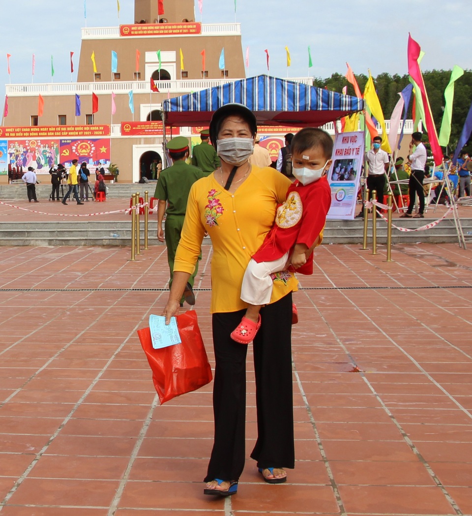 Người dân đất Mũi háo hức đi vỏ lãi bầu cử tại Cột cờ Hà Nội ở Mũi Cà Mau - 12 Người dân đất Mũi háo hức đi vỏ lãi bầu cử tại Cột cờ Hà Nội ở Mũi Cà Mau - 12