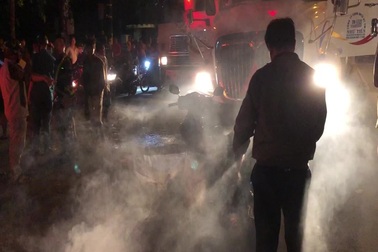 Tài xế container và người đi xe máy đánh nhau bằng dao, 2 người thương vong