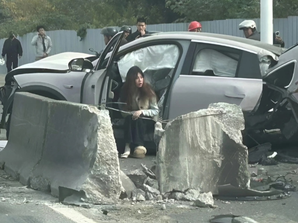 Chiếc xe điện gãy gập đuôi sau va chạm ở Thượng Hải, pin vẫn nguyên vẹn - 1