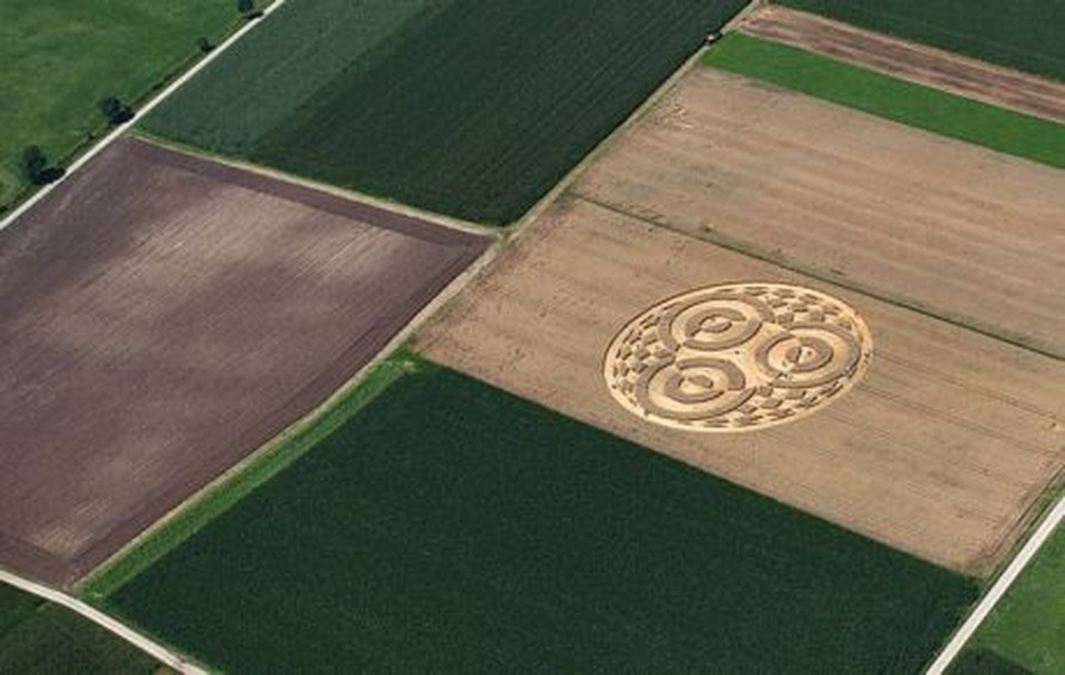 Vòng tròn khổng lồ xuất hiện bí ẩn trên cánh đồng ngũ cốc - 2