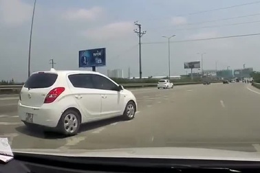 Hấp tấp đón người, xe con suýt "vả" đầu xe khác ở tốc độ cao