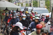 Hà Nội: Đường Nghi Tàm ùn tắc vì thi công cầu vượt An Dương