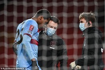 Cầu thủ West Ham bị chấn động não sau pha va chạm với Martial