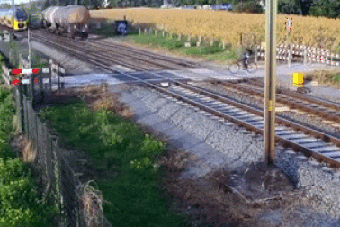 Suýt bị tàu hỏa tông vì chủ quan khi qua đường sắt