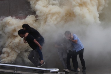 Cảnh sát PCCC giải cứu 200 người mắc kẹt trong tình huống cháy nổ giả định