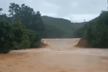 Mưa lũ gây vỡ đập ở Hà Tĩnh