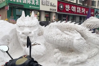 Người đàn ông tạc tượng rồng tuyệt đẹp từ tuyết