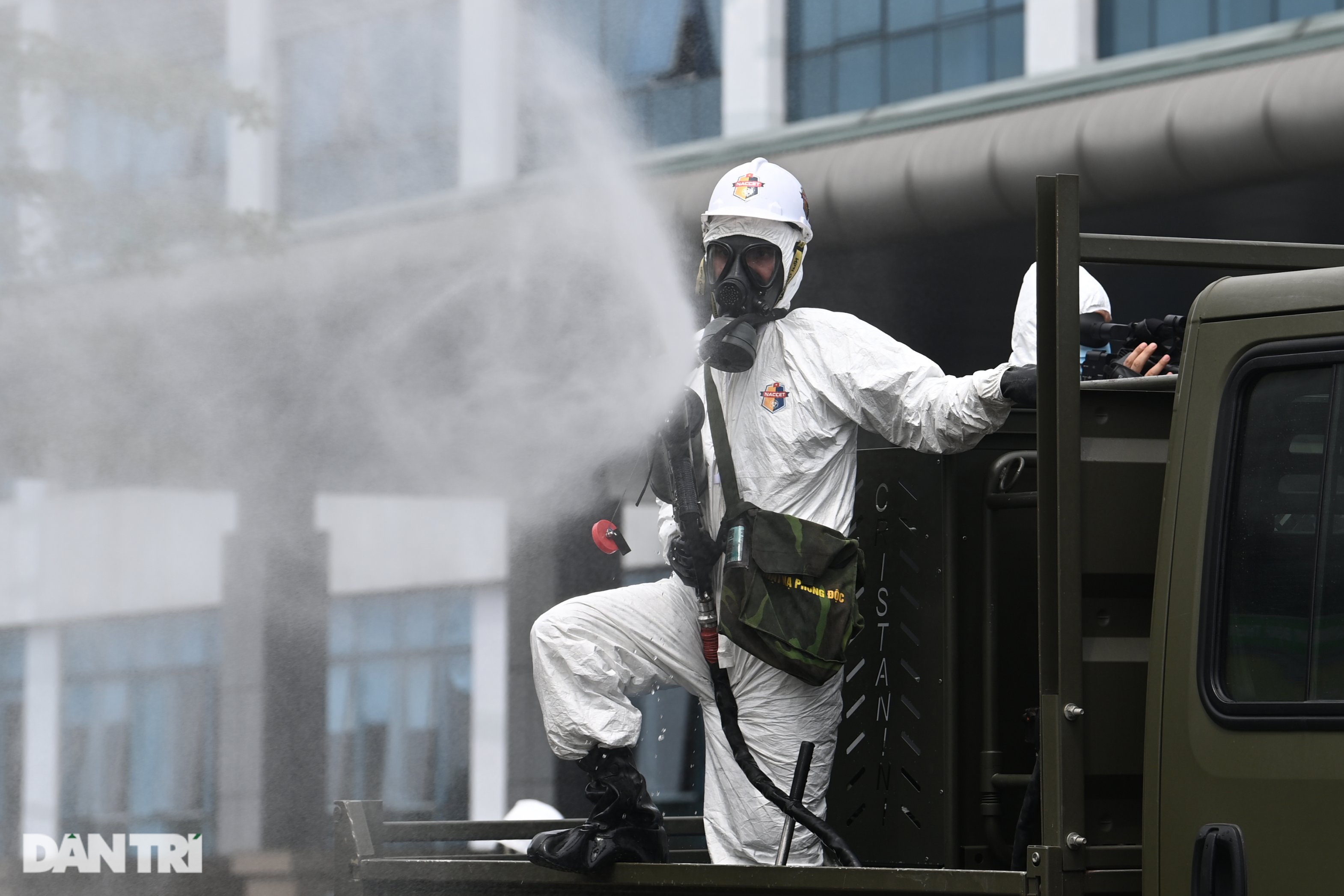 Binh chủng Hóa học tiêu tẩy khử trùng toàn bộ Bệnh viện Bệnh Nhiệt đới TW 2 - 3 Binh chủng Hóa học tiêu tẩy khử trùng toàn bộ Bệnh viện Bệnh Nhiệt đới TW 2 - 3