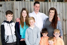 Mẹ "siêu buồng trứng" hạ sinh 3 cặp sinh đôi trong 6 thời điểm thụ thai khác nhau