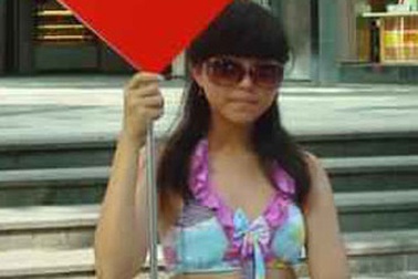 Mặc bikini, nữ sinh trung học ra đường vì người vô gia cư