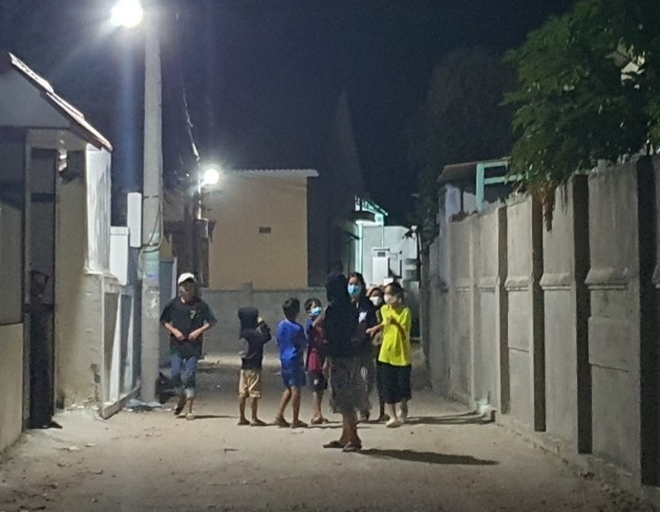 Quá vui mừng vì được gỡ phong tỏa, cả thôn quên giãn cách xã hội - 3