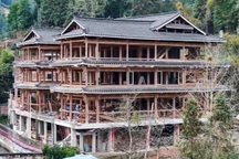 Cụ ông 76 tuổi tự làm nhà gỗ rộng 1.200m2 không dùng đinh, không bản vẽ