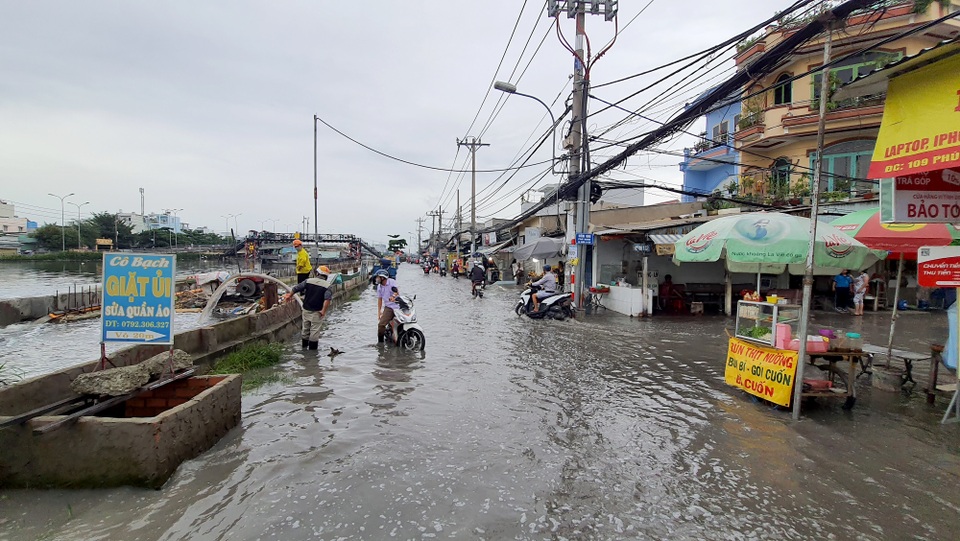 Người Sài Gòn lội nước triều cường đen ngòm về nhà sau giờ tan tầm - 2