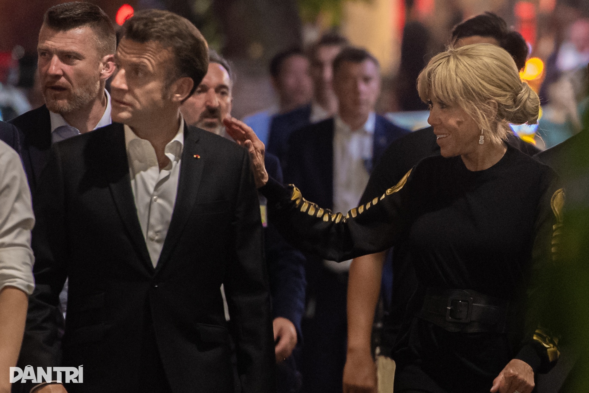 Tổng thống Pháp Emmanuel Macron dạo quanh hồ Hoàn Kiếm, bắt tay người dân - 4 Tổng thống Pháp Emmanuel Macron dạo quanh hồ Hoàn Kiếm, bắt tay người dân - 4
