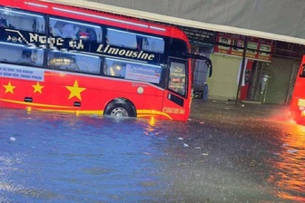 Đồng Nai mưa lớn, người và xe bị trôi trên quốc lộ 1