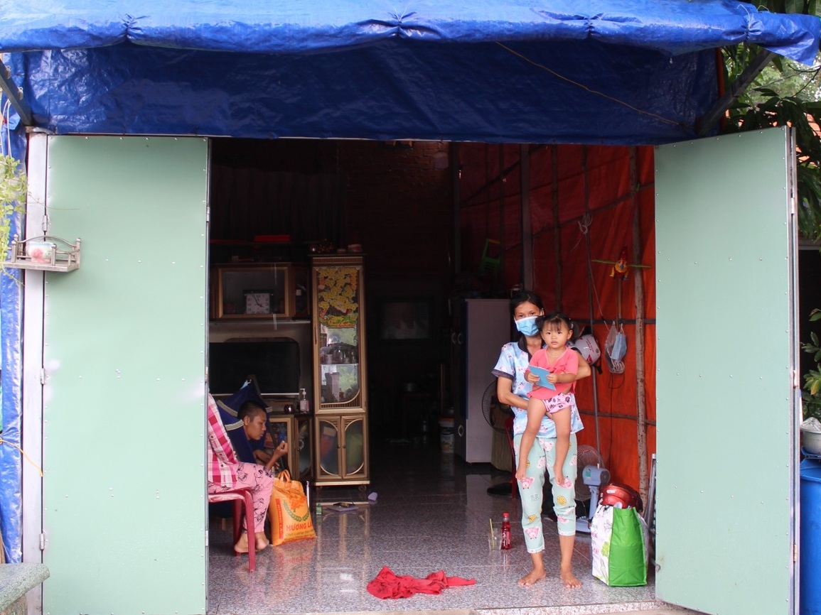 Thắt lòng cảnh bé gái 3 tuổi ôm chân cha cầu xin cha đừng chết - 3 Thắt lòng cảnh bé gái 3 tuổi ôm chân cha cầu xin cha đừng chết - 3