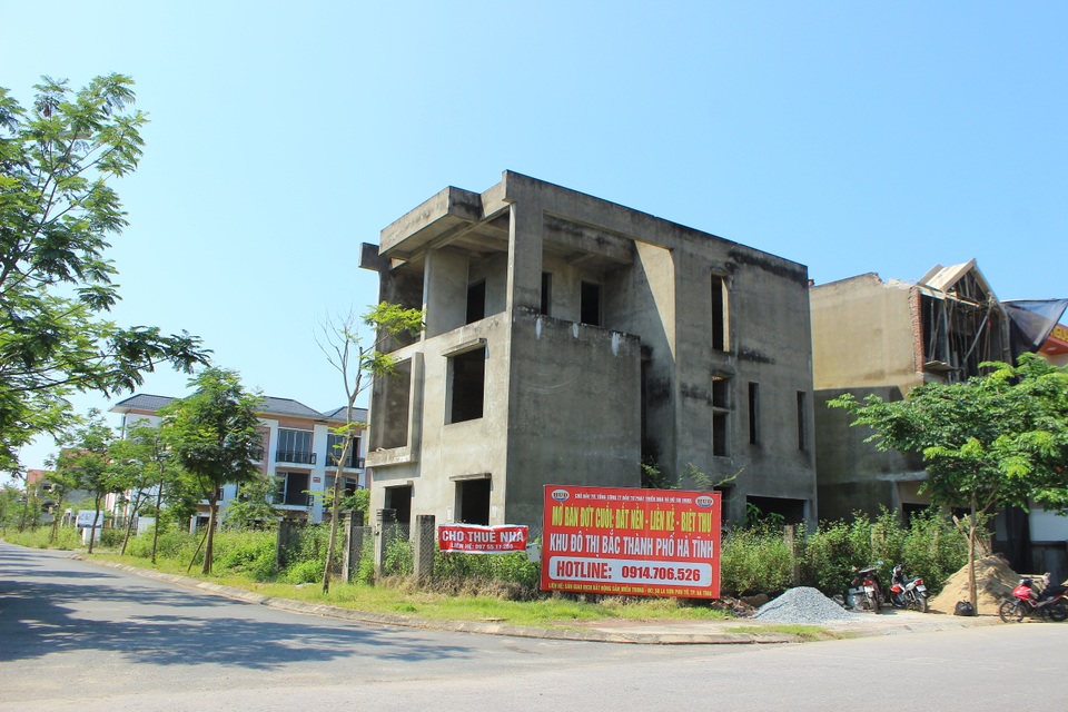 Hà Tĩnh: Hàng chục căn biệt thự hạng sang bỏ hoang giữa lòng thành phố - 12 Hà Tĩnh: Hàng chục căn biệt thự hạng sang bỏ hoang giữa lòng thành phố - 12