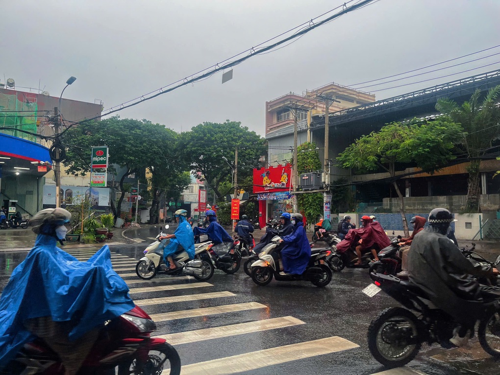 TPHCM bất ngờ có mưa to, gió giật mạnh, đồ đạc nhà dân bay tứ tung - 3