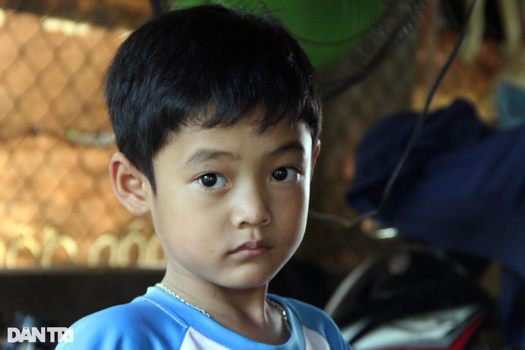 Bạn đọc giúp bé trai mồ côi cha hơn 140 triệu đồng - 2 Bạn đọc giúp bé trai mồ côi cha hơn 140 triệu đồng - 2