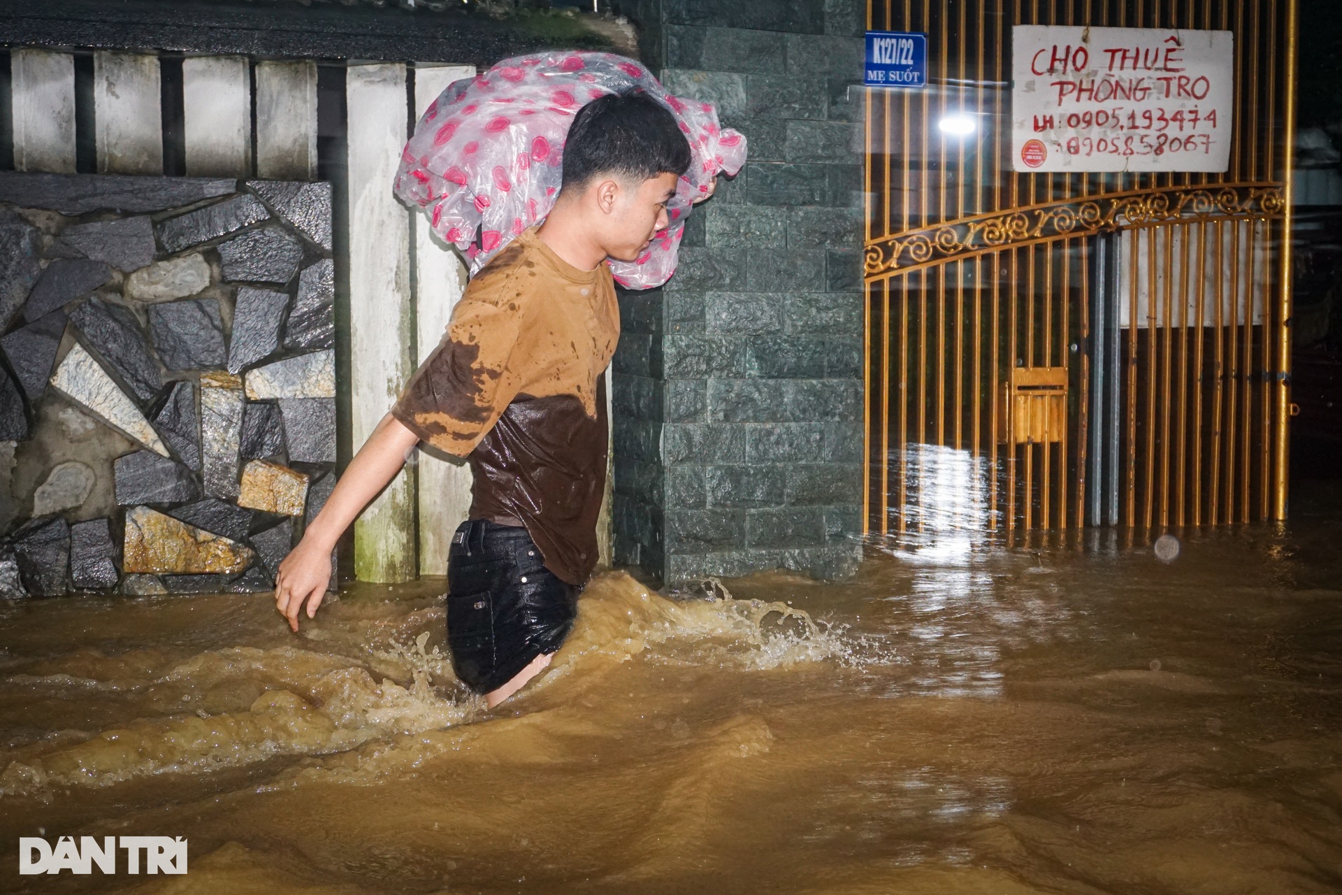 Nước dâng ngang bụng, người dân điểm nóng ngập Đà Nẵng lại tất tả sơ tán - 7