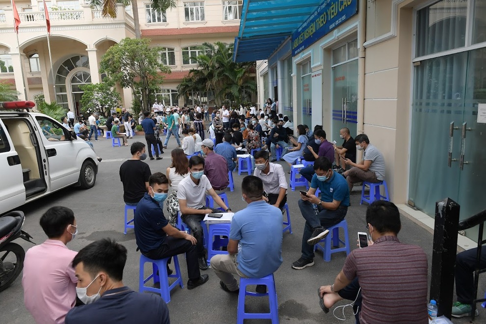 Hàng trăm người chen chân chờ xét nghiệm Covid-19 dịch vụ ở Hà Nội - 2 Hàng trăm người chen chân chờ xét nghiệm Covid-19 dịch vụ ở Hà Nội - 2