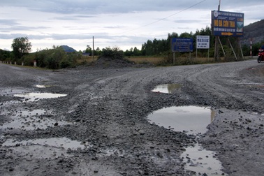 Xe quá tải "băm nát" quốc lộ