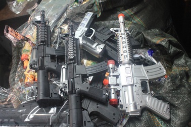 Thu giữ hơn 2.000 đồ chơi bạo lực không rõ nguồn gốc