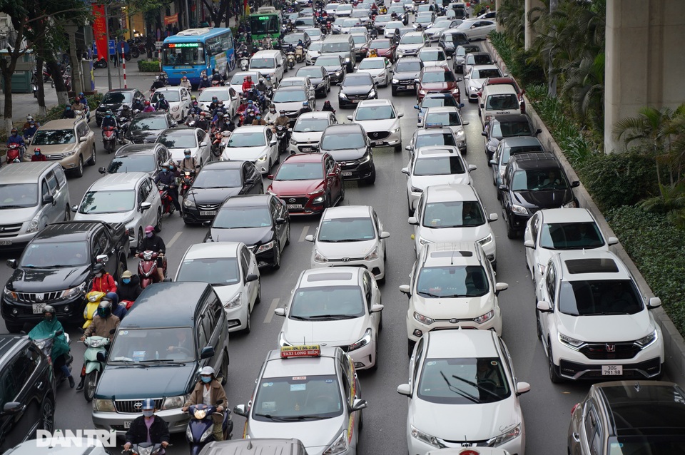 Dân văn phòng phải lấy xét nghiệm Covid-19 ngày đầu tiên đi làm của năm mới - 2 Dân văn phòng phải lấy xét nghiệm Covid-19 ngày đầu tiên đi làm của năm mới - 2