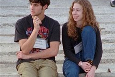 Ái nữ nhà Clinton đính hôn