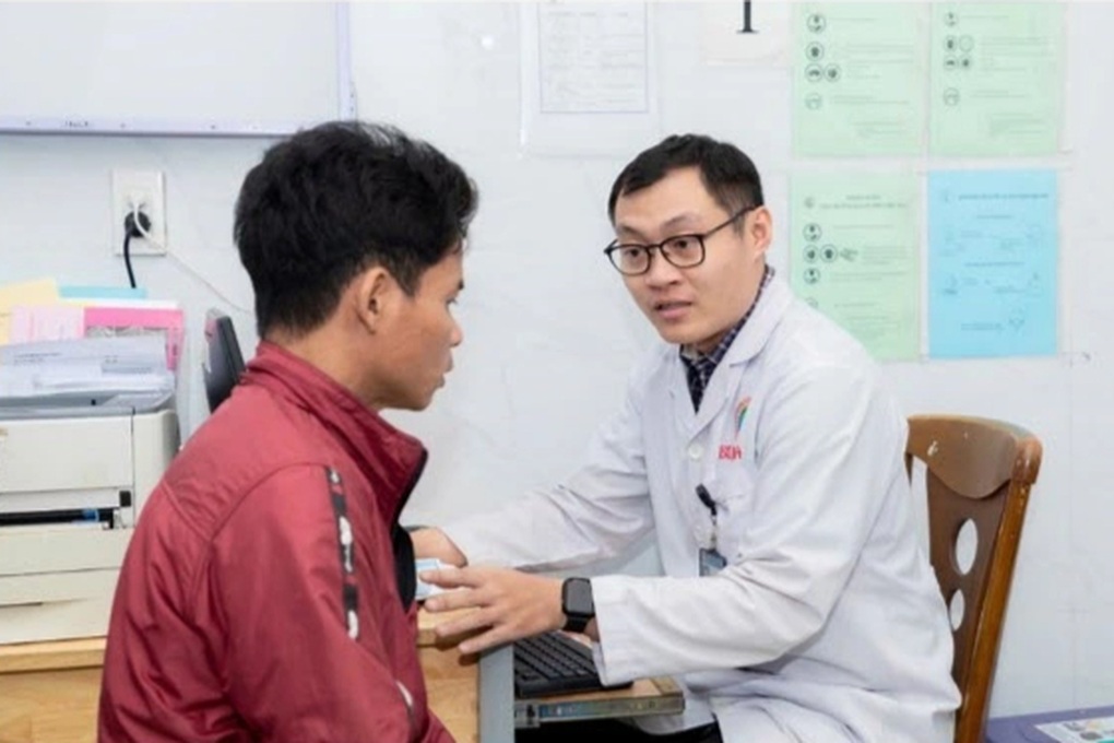 Junger Arzt überquert Wellen zum entferntesten Ort in Ho-Chi-Minh-Stadt - 3 Bác sĩ trẻ vượt sóng đến nơi xa nhất TPHCM - 3