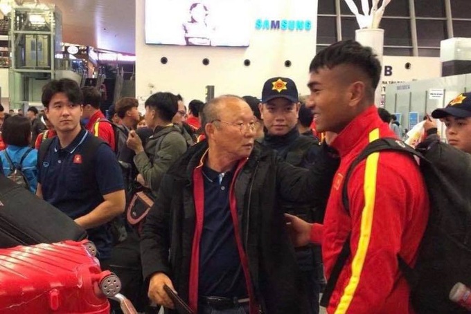 U23 Việt Nam sang Hàn Quốc tập huấn lúc nửa đêm - Ảnh 2. U23 Việt Nam sang Hàn Quốc tập huấn lúc nửa đêm - Ảnh 2.