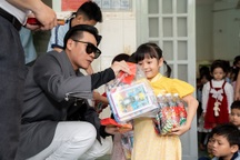 Wowy tự gói quà, làm "tài xế" chở 500 phần quà Tết cho trẻ em nghèo