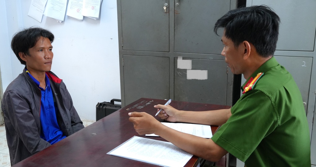 Bắt giữ đối tượng giật dây chuyền vàng của chủ tiệm tạp hóa - 1 Bắt giữ đối tượng giật dây chuyền vàng của chủ tiệm tạp hóa - 1