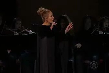 Adele vô tình chửi thề, tha thiết xin lỗi trên sân khấu