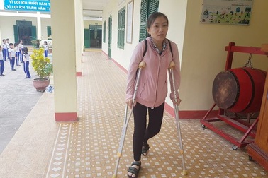 Xúc động cô giáo phải chống nạng vẫn vượt biển đi dạy học